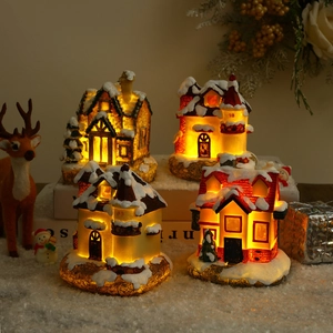 Lot de 4 maisons de Noël lumineuses en résine avec LED chaudes et détails festifs