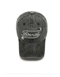 Vue de dessus détaillée d'une casquette de baseball vintage en denim délavé gris brodée