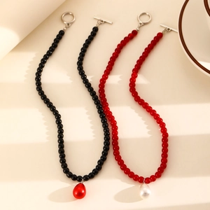 Collar de gargantilla retro con perlas de gota rojas y negras y cierre de palanca plata