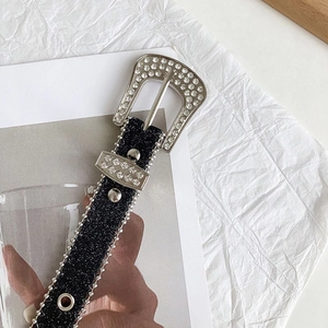 Cintura Y2K con strass, fibbia argentata e finitura glitter su sfondo bianco