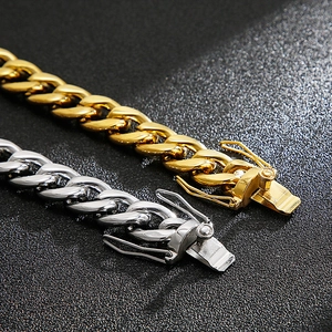 Detail der hochglanzpolierten Panzerkette mit sicherem Doppelverschluss in Gold und Silber