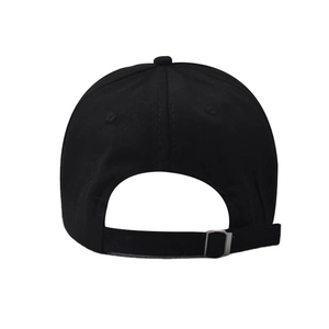 Détail de l'arrière de la casquette de baseball en coton noir avec boucle réglable