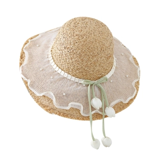 Cappello di paglia a tesa larga con pizzo bianco, perle e nastro con tulipano verde