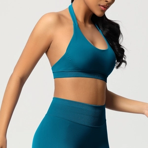 Détail de la texture côtelée sans couture de la brassière de sport sarcelle et du legging taille haute