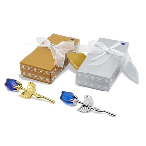 Bomboniere rose di cristallo blu con steli oro e argento in scatole regalo eleganti