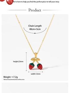 Détail du collier pendentif fraise avec dimensions 23mm par 12mm et chaîne de 45cm de long