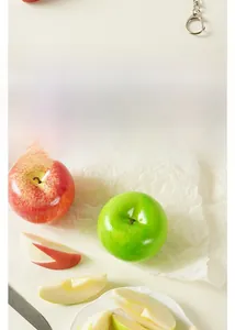 Dettaglio di fette di mela in PVC e modello di frutta a forma di coniglio per portachiavi