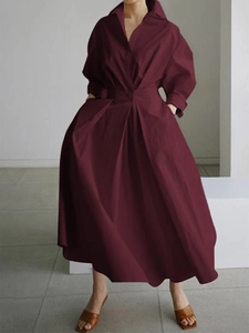 Détail de la robe cardigan bordeaux col V avec taille plissée et jupe évasée en ligne A