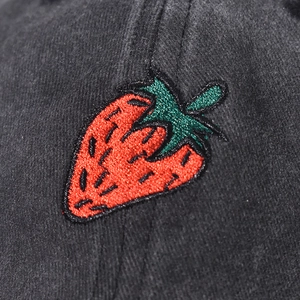 Berretto da baseball in cotone nero con motivo fragola ricamato e design lavato
