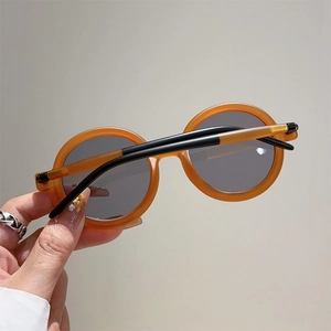 Lunettes de soleil rondes rétro avec monture orange translucide et verres gris foncé