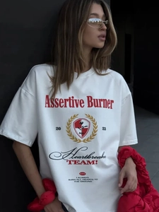 Λευκό βαμβακερό t-shirt με κόκκινο και μαύρο γραφικό τύπωμα για στυλ του δρόμου