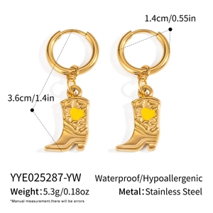 Dimensions détaillées des boucles d'oreilles créoles dorées avec bottes de cowboy