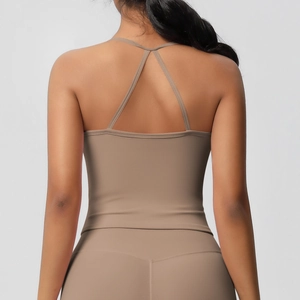 Dettaglio del reggiseno sportivo color moka con incrocio sulla schiena e leggings abbinati