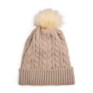 Bonnet en grosse maille torsadée beige avec pompon en fausse fourrure blanche chaude