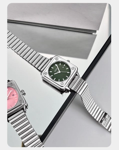 Dettaglio dell'orologio GEDI quadrato da donna in argento con cinturino in acciaio e verde