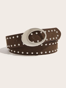 Vue détaillée de la ceinture en daim marron avec rivets argentés et boucle en métal poli