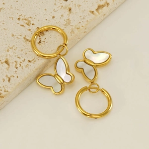 Boucles d'oreilles créoles dorées avec pendentifs papillons en nacre blanche polie