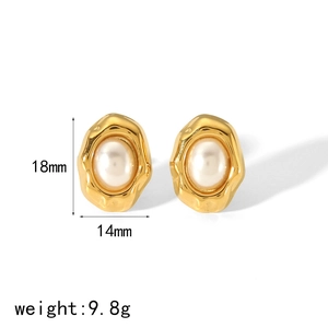 Détail des boucles d'oreilles en or 18k avec perles naturelles, taille 18mm par 14mm