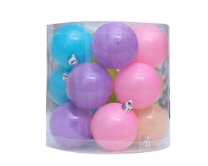 Détail de boules de Noël colorées et brillantes avec attaches argentées