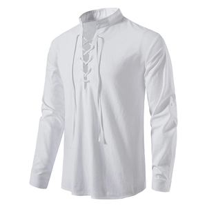 Detail van wit katoenen linnen Henley-shirt met vetersluiting bij de hals en stoftextuur