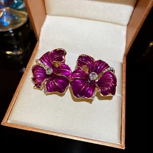 Boucles d'oreilles fleurs en émail violet, plaqué or et zircons scintillants