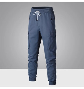 Dettaglio dei pantaloni cargo blu scuro con vita elastica a coulisse e ampie tasche laterali