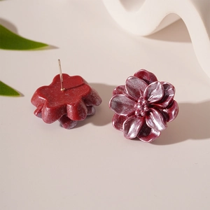 Boucles d'oreilles fleurs en résine rouge foncé à double couche avec tiges en argent 925
