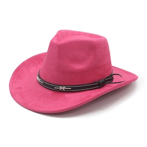 Detail eines rosaroten Cowboyhutes aus Wildleder mit schwarzem Gürtel und weißer Naht