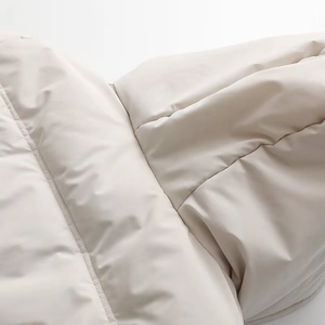 Detailansicht der beigen Steppjacke mit gesteppten Nähten und gemütlichem Kapuzendesign