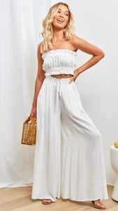 Détail de l'ensemble été blanc deux pièces avec haut bandeau plissé et pantalon large taille haute