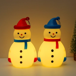 Décorations de Noël bonhomme de neige LED avec anneaux de suspension en rouge et bleu