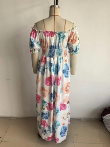 Vue arrière de robe longue à épaules dénudées avec manches bouffantes et imprimé floral