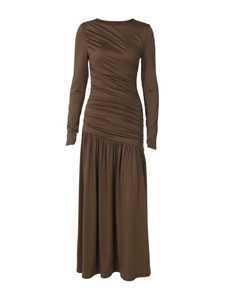 Detail der asymmetrischen Raffung und der schmal geschnittenen braunen Maxi-Kleid