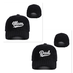 Casquettes de baseball en velours côtelé noir avec broderie Dad et Mom, vues de face