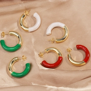 Créoles en forme de C minimalistes avec émail coloré sur fond de satin de champagne