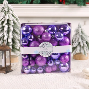Set mit lila Weihnachtskugeln in glänzender und glitzernder Optik für die Baumdekoration