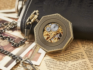 Dettaglio macro degli ingranaggi di un orologio da taschino meccanico ottagonale vintage