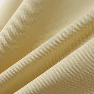 Vista macro del tessuto a maglia mesh color crema traspirante con trama dettagliata