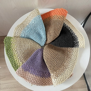 Dettaglio di cappelli di paglia colorati tessuti a mano con vivace design all'uncinetto