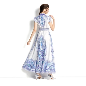 Elegant sleeveless maxi dress with white and blue paisley print and a cinched waistline