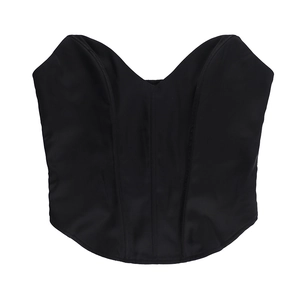Détail d'un haut bustier corset noir en satin lisse avec une coupe ajustée élégante