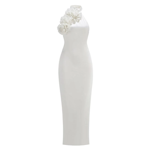 Détail d'une robe longue dos nu élégante avec une grande fleur 3D sur l'épaule gauche