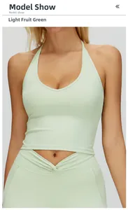 Vue détaillée du haut de yoga licou vert fruit clair et du legging avec détail noué