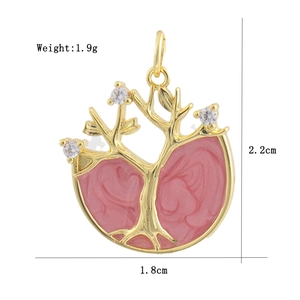 Vue détaillée du pendentif arbre de vie en émail rose plaqué or 18K et zircons blancs