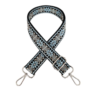 Dettaglio della tracolla jacquard etnica con motivi blu e ganci in metallo argento