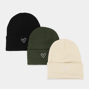 Dicke Rippstrick-Beanies in Schwarz, Grün und Creme mit Herz-Stickerei-Detail