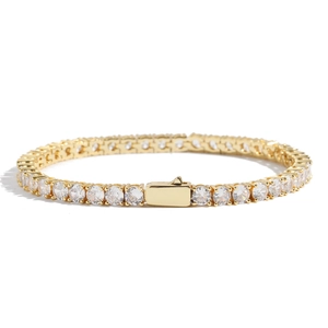 Détail d'un bracelet tennis doré avec un fermoir boîte poli et des pierres en zircone