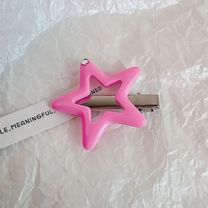 Nahaufnahme einer rosa sternförmigen Haarspange mit funkelndem Strassstein-Inlay