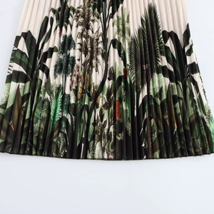 Gonna midi a pieghe bohémien con stampa botanica tropicale su sfondo beige piatto