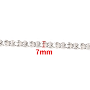 Détail d'une chaîne en acier inoxydable argenté de 7mm avec maillons en étoile